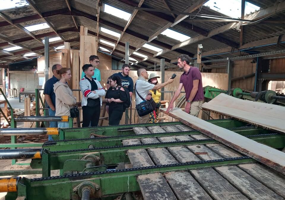 Visite de la scierie par 6 jeunes de la Mission…